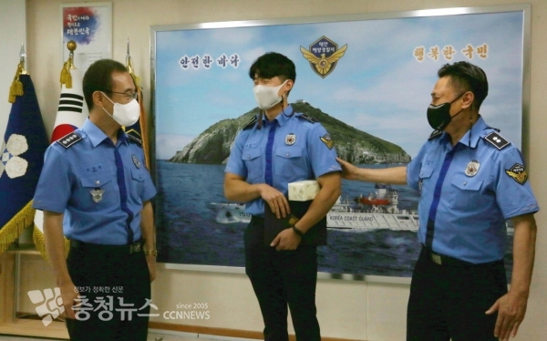 태안해경 성창현 서장(왼쪽)이 양순규 모항파출소장(오른쪽)에게 표창수여 하는 모습