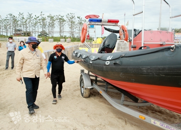 지난 2일 안면도 꽃지 해수욕장을 방문한 가세로 태안군수.