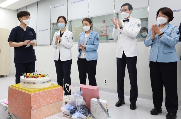 초미숙아 신생아 중환자실에서 의료진이 이른둥이로 태어난 희망이(가명)의 100일 축하를 하고 있다.