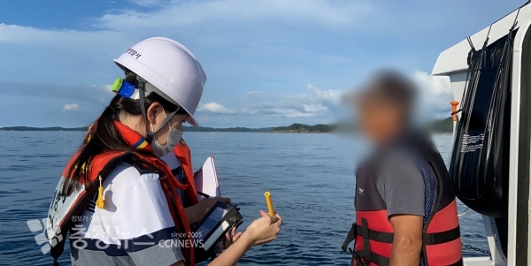 태안해경이 A씨의 주취운항 여부 확인을 위해 음주측정기 불대를 교체하고 있다