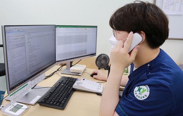 건양대병원 소아청소년센터 오준석 교수가 자택격리중인 환아의 보호자와 전화상담을 하며 건강상태를 점검하는 모습