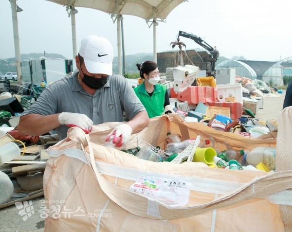 태안군이 지역 농업인 및 주민들의 불편 해소와 청정 태안 조성을 위해 영농폐기물 처리에 앞장선다.
