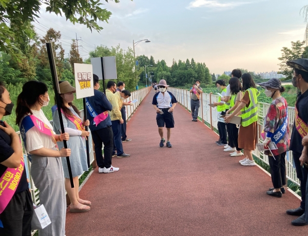 도시건설사업본부와 신안동 행정복지센터 직원, 신안동자율방제단이 지난 4일 오후 공원 유동인구가 많은 시간대에 체육시설물 이용객을 대상으로 마스크 착용 여부 등 코로나19 방역수칙 위반 단속과 계도