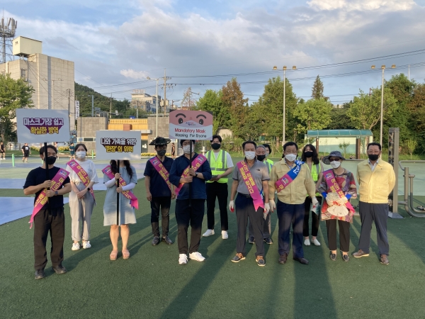 도시건설사업본부와 신안동 행정복지센터 직원, 신안동자율방제단이 지난 4일 오후 공원 유동인구가 많은 시간대에 체육시설물 이용객을 대상으로 마스크 착용 여부 등 코로나19 방역수칙 위반 단속과 계도