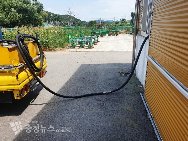지난 7월 농업기계임대사업소 본소에서 폐유를 처리하는 모습