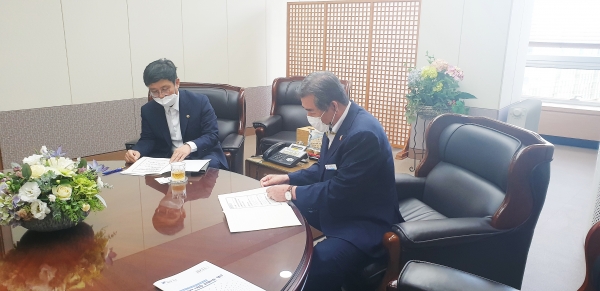 6일 김동일 보령시장이 기획재정부를 방문해 안도걸 2차관과 면담 국비지원 요청 모습