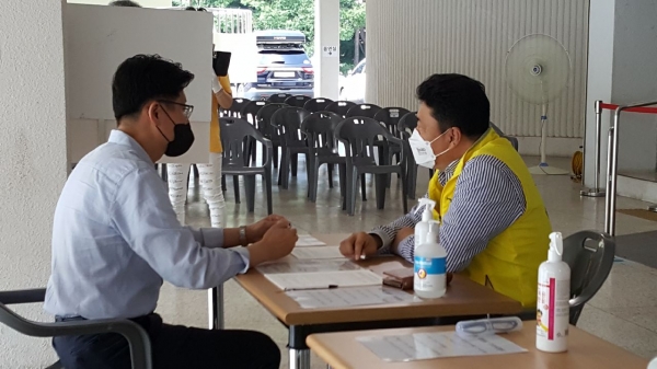 지난 5일 김정섭 공주시장이 코로나19 예방접종센터를 찾아  종사자 격려하는 모습