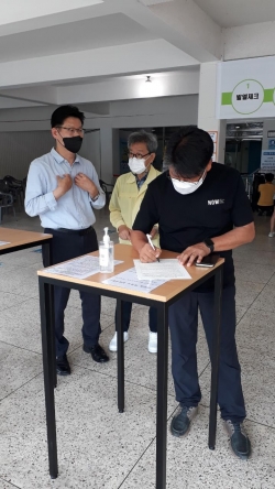 코로나19 예방접종센터를 찾은 김 시장 모습