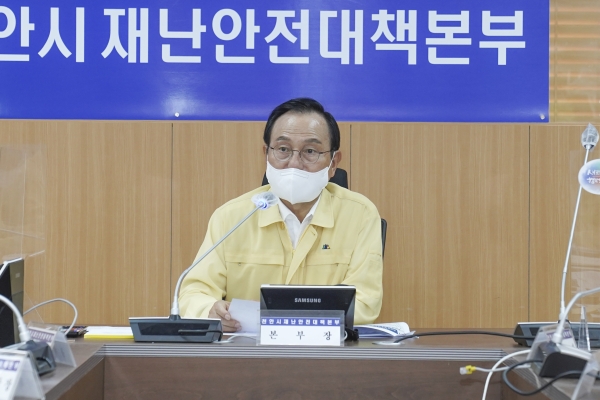 박상돈 천안시장이 6일 시청 재난상황실에서 코로나19 대응 대책회의를 주재하고 있다.