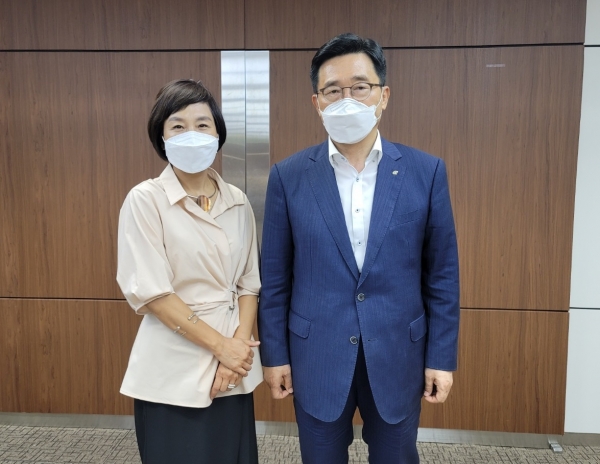 간담회 현장  * 한국농수산식품유통공사 김춘진 사장(우측), (사)한국급식외식위생학회 홍완수 회장(좌측)