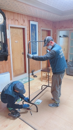 ‘가사수리서비스사업’에 참여 중인 신중년들이 음봉면 독거노인 가정의 행거를 수리하고 있다