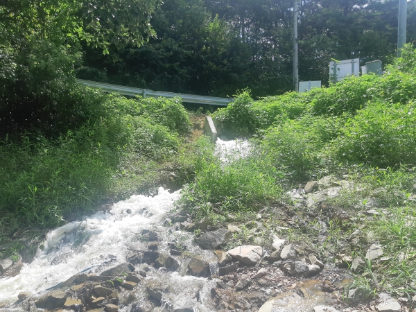 천안시 동면 6개 저수지 농업용수 공급을 위해 양수장 가동 모습