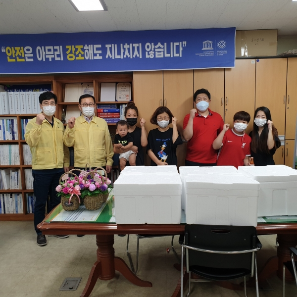 후원물품 전달식 기념촬영