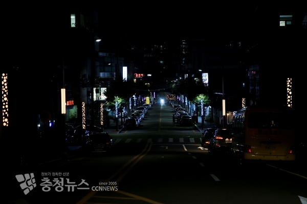 지난 9일 맹정호 서산시장이 먹거리골 경관조명 설치현장을 점검하는 모습