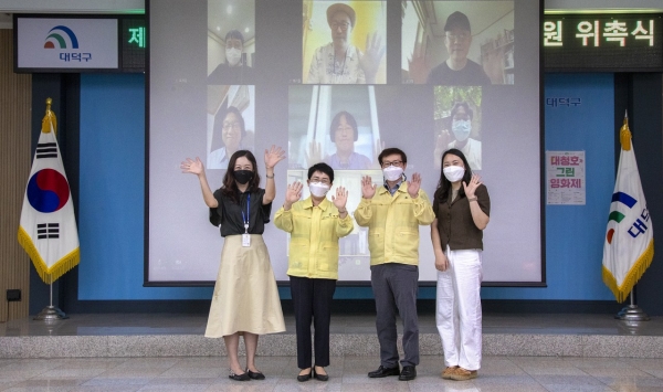 박정현 대덕구청장은 지난 9일 구청 대회의실에서 ‘제1회 대청호가 그린 영화제’의 심사위원들에게 비대면으로 위촉장을 전수하고 기념촬영을 하고 있다.