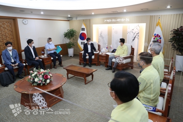 맹정호 서산시장이 지난 9일 안도걸 기획재정부 2차관, 양승조 도지사와 티타임을 갖고 주요현안을 논의하는 모습.