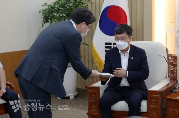 맹정호 서산시장이 지난 9일 안도걸 기획재정부 2차관을 만나 가로림만 해양정원 조성 관련 자료집을 전달하는 모습.