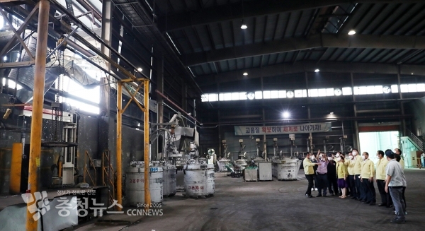 지난 9일 서산시의회 의원들이 지곡면 무장리의 자동차부품 생산공장 화재 현장을 찾아 사고수습 상황 등을 점검하고 있다.