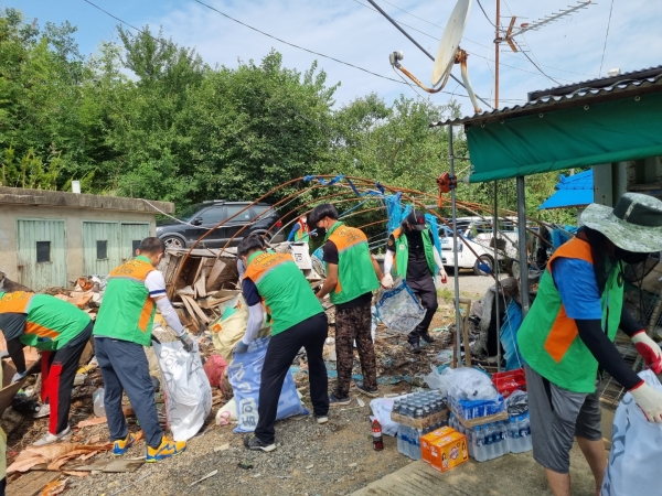 독거노인 가정을 방문해 집안정리 등 주거환경 개선 봉사활동 추진