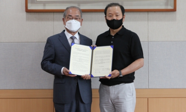 한국영상대학교 유재원 총장(좌)과  ㈜구디스튜디오 신용현 대표이사(우)가 협약식을 마치고 기념사진을 촬영하고 있다.