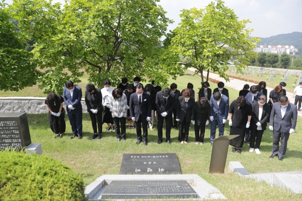 11일 국립망향의동산에서 기림의 날 기념참배 단체사진 모습