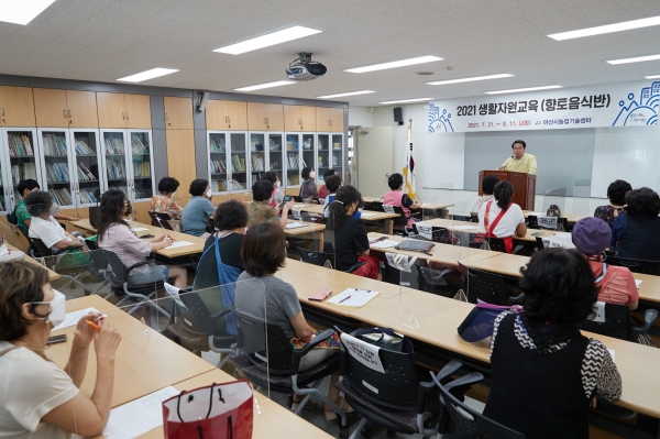 오세현 시장이 향토음식반 교육생들에게 인사말을 건네고 있다