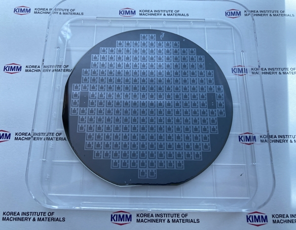 선폭 400㎚급 레이저 직접 리소그래피 장비로 제작한 웨이퍼
