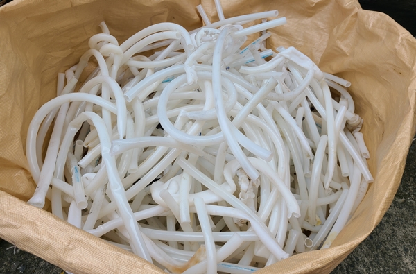수거된 폐 PEX(가교 폴리에틸렌) 파이프