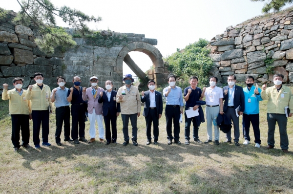 지난 11일 태안을 찾은 김현모 문화재청장에게 안흥진성의 전면 개방을 적극 건의