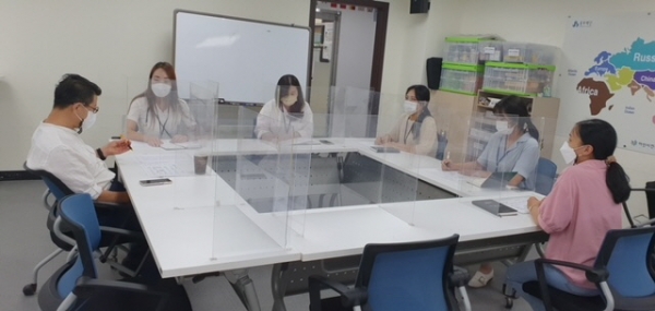 아산시건강가정·다문화가족지원센터 직원 회의 사진