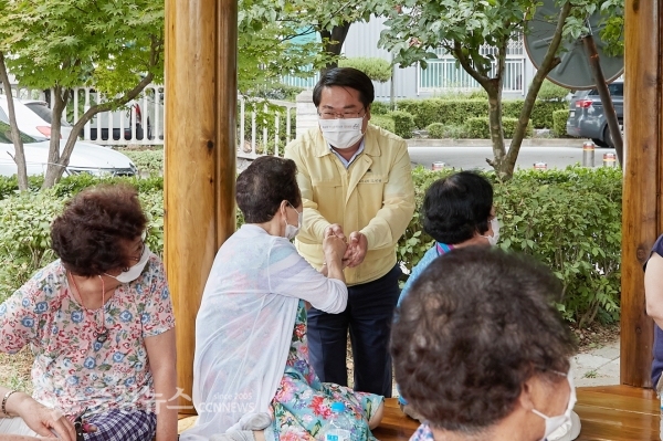 오세현 아산시장, ‘무더위쉼터 방문’ 어르신들 안부 살펴
