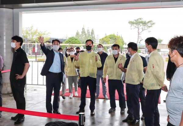 윤동현 당진부시장, 김대건 신부 행사 전 안전 점검 모습