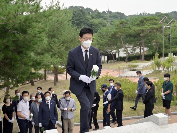 김정섭 공주시장, ‘제76주년 광복절 기념’ 보훈공원 참배