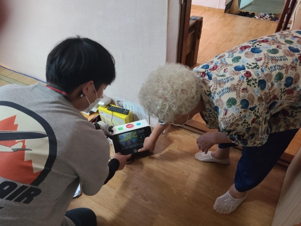 천안시 관계자가 돌봄 대상자 거주지에 설치된 응급안전안심서비스 장비를 점검하고 있다.