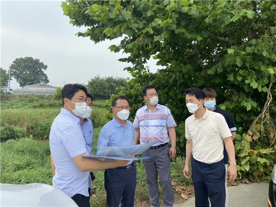 관내 농업생산기반시설물(매주저수지, 금광간선) 현장 방문 가뭄대비 급수 상황 점검 모습