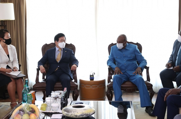 박병석 국회의장은 15일(현지시간) 이스탄불 소재 호텔에서 콩데 기니 대통령과 단독 면담을 가졌다.