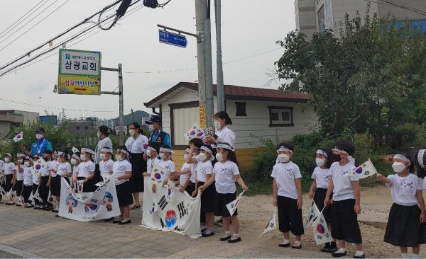 호국 캠페인을 펼치고 있는 좋은나무어린이집 원생들