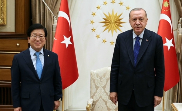 박병석 국회의장은 16일 오후(현지시간) 터키의 수도 앙카라의 대통령궁에서 레젭 타입 에르도안 대통령과 회담을 가졌다.