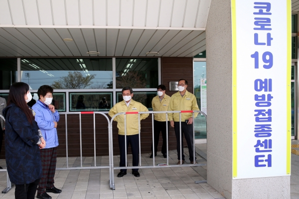 코로나19 예방접종센터를 찾은 노박래 군수