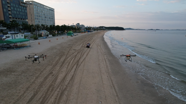 대천해수욕장 백사장 일원에서 드론을 활용한 방역 소독 모습