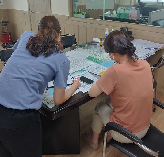 직업소개소 방역 점검을 펼치며 외국인 근로자 코로나19 백신접종에 대해 안내하는 장면