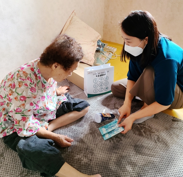 지난 17일 시보건소 직원이 65세 이상 어르신 댁을 찾아 폭염구호품을 전달하며 심뇌혈관질환 예방수칙을 설명하는 모습