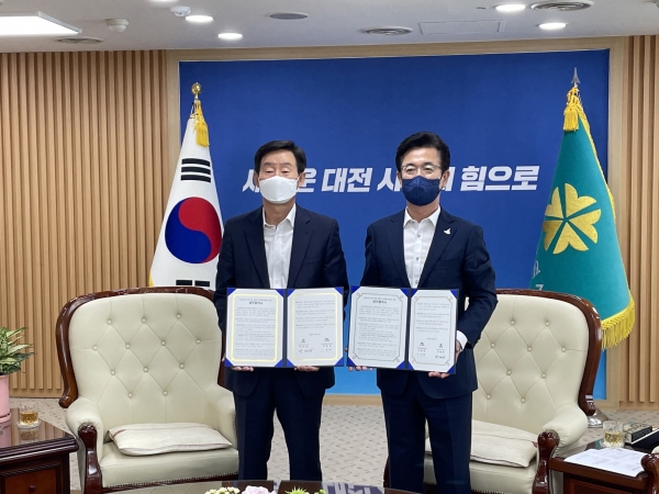 이창재(좌측) 한국산림복지진흥원장과 허태정 대전광역시장이 18일 대전 서구 대전광역시청에서 열린 '코로나19 극복을 위한 숲케어 산림복지서비스 제공 업무협약식'에서 업무협약서를 들고 기념촬영