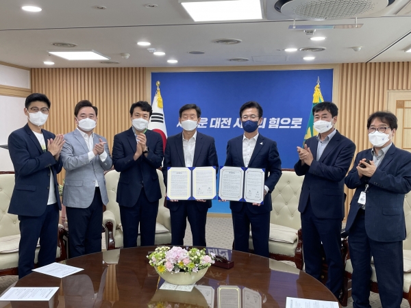 이창재(좌측 네 번째) 한국산림복지진흥원장과 허태정(우측 세 번째) 대전광역시장이 18일 대전 서구 대전광역시청에서 열린 '코로나19 극복을 위한 숲케어 산림복지서비스 제공 업무협약식'에서 관계자들과 함께 기념촬영