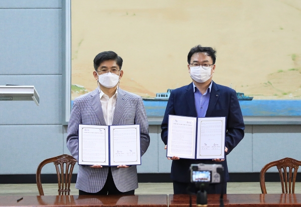 한남대 LINC+ 황철호단장(사진 왼쪽)과 (유)로우파트너스 황태형 대표(사진 오른쪽)가 산학협력 업무 협약서를 교환했다.