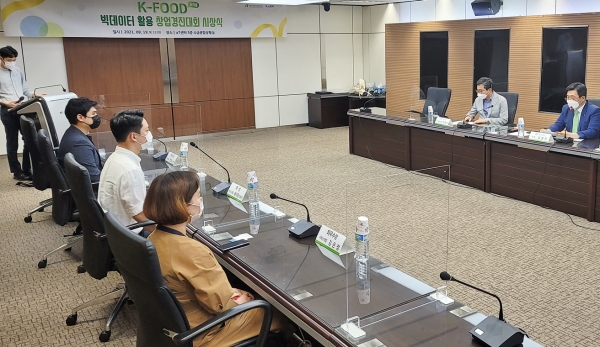 K-FOOD 빅데이터 활용 창업경진대회 시상식 기념사진 * 한국농수산식품유통공사 김춘진 사장(가운데)