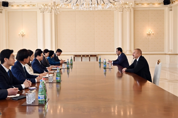 박병석 국회의장은 19일(현지시간) 아제르바이잔 대통령을 만나 양국간 경제협력 등에 대해 논의했다.