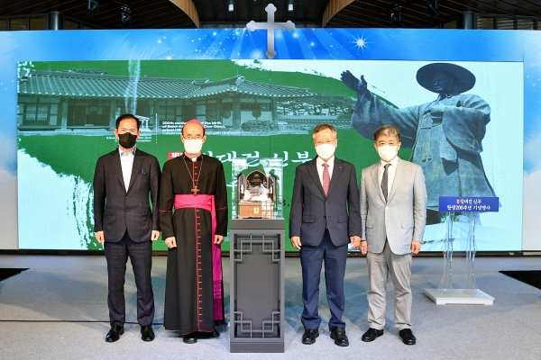 2021년 김대건 신부 탄생 200주년 및 유네스코 세계기념인물 선정을 기념, 당진 솔뫼성지에서 2차 기념메달을 선보였다. (왼쪽부터 윤동현 당진시 부시장, 김종수 천주교 대전교구장 서리, 반장식 한국조폐공사 사장, 한경구 유네스코 한국위원회 사무총장)