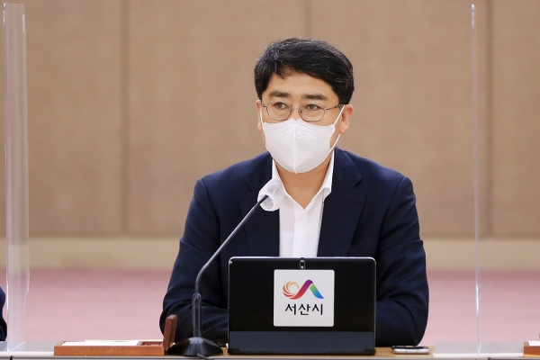 맹정호 서산시장이 23일 시청 대회의실에서 열린 확대간부회의에서 당부사항을 전하는 모습