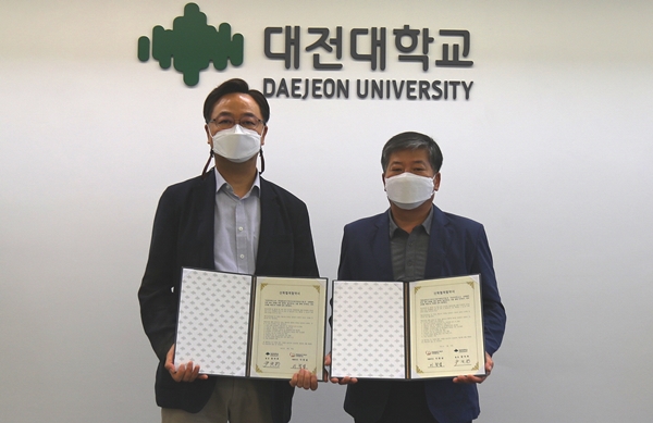 왼쪽부터 대전대 박충화 경영부총장, 한밭돌봄주거복지사회적협동조합 이창섭 대표